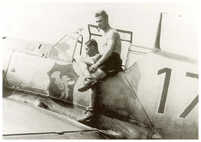 Me Bf 109E-3 du 2.-Erg JGr Merseburg, unité d'entraînement et de réserve.jpg (97.5 KiB) Viewed 601 times Me Bf 109E-3 du 2.-Erg JGr Merseburg, unité d'entraînement et de réserve.jpg